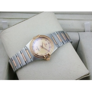 Omega Constellation Series Caja de reloj para mujer Caja de diamantes Caja de oro rosa de 18 quilates Correa de acero Caja romana Reloj de mujer de cuarzo suizo dorado con escala de diamantes de dos clavijas.