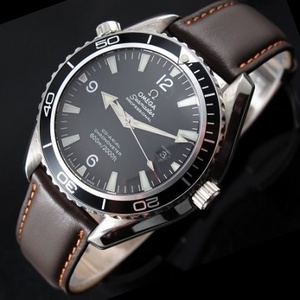 Montre suisse Omega Seamaster 007 série bracelet en cuir cercle en céramique noire échelle numérique montre mécanique automatique à trois aiguilles pour homme mouvement d'origine suisse Hong Kong