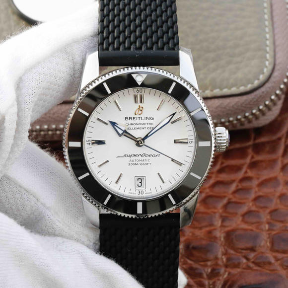 Orologio GF Breitling Super Ocean Culture II 42 mm, il "fantasma dell'acqua" della famiglia, un orologio realizzato in polimero ceramico resistente all'usura. - Clicca l'immagine per chiudere