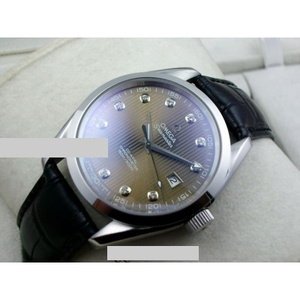 スイスの時計オメガオメガシーマスターシリーズレザーストラップ自動機械バックコーヒー表面メンズウォッチスイスムーブメント